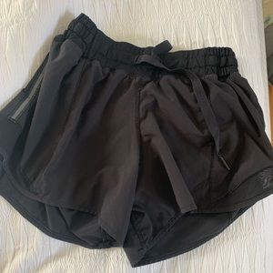 lululemon size 2 hotty hots, 4” inseam